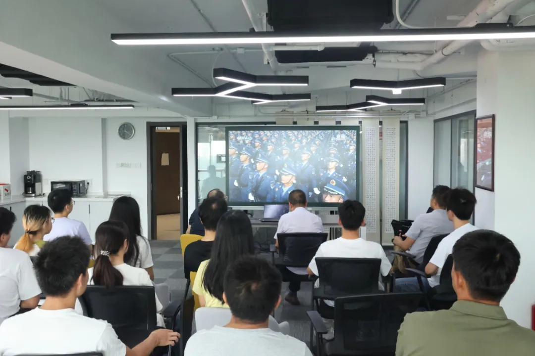 铭记历史 同心筑梦 | 时代新威组织党员群众职工观看“中国人民抗日战争暨世界反法西斯战争胜利80周年纪念大会”现场直播