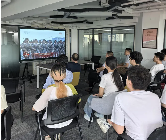 铭记历史 同心筑梦 | 时代新威组织党员群众职工观看“中国人民抗日战争暨世界反法西斯战争胜利80周年纪念大会”现场直播